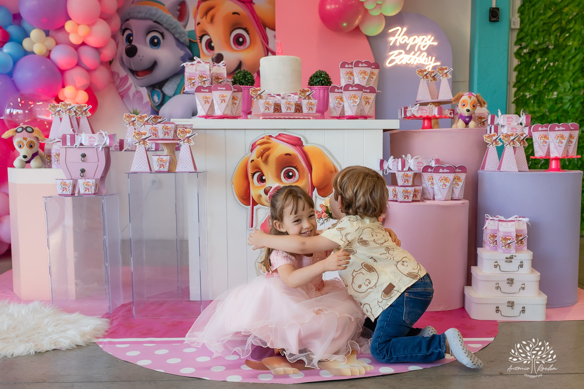 Isadora- aniversário- 4 anos- fotógrafo- Patrulha Canina- Sky- mesa do bolo- amiguinhos- brinquedos- família- amigos- escola- professores- surpresa- Candy club-crianças- parabéns- docinhos- alegria- cliques- magia – Pelotas – Antonio Rocha Fotografias