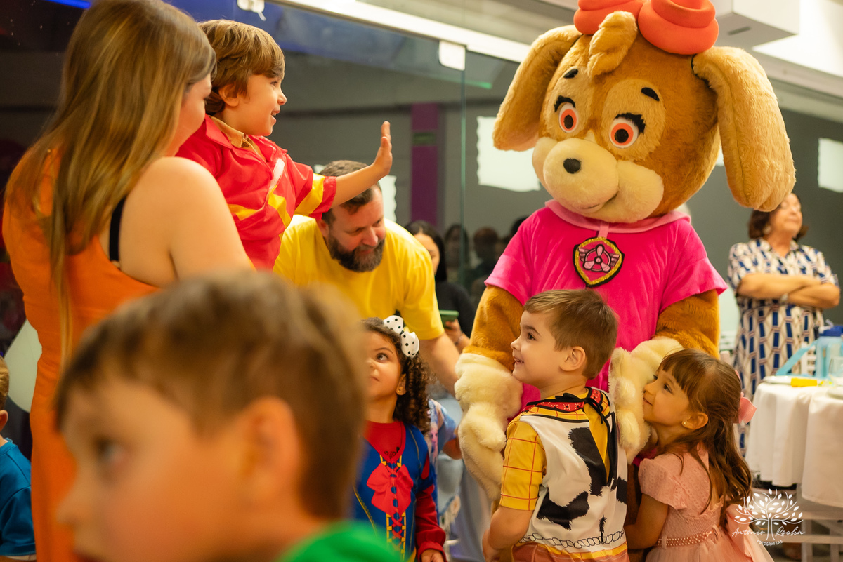 Isadora- aniversário- 4 anos- fotógrafo- Patrulha Canina- Sky- mesa do bolo- amiguinhos- brinquedos- família- amigos- escola- professores- surpresa- Candy club-crianças- parabéns- docinhos- alegria- cliques- magia – Pelotas – Antonio Rocha Fotografias