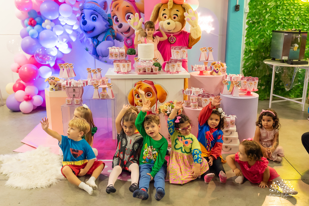 Isadora- aniversário- 4 anos- fotógrafo- Patrulha Canina- Sky- mesa do bolo- amiguinhos- brinquedos- família- amigos- escola- professores- surpresa- Candy club-crianças- parabéns- docinhos- alegria- cliques- magia – Pelotas – Antonio Rocha Fotografias