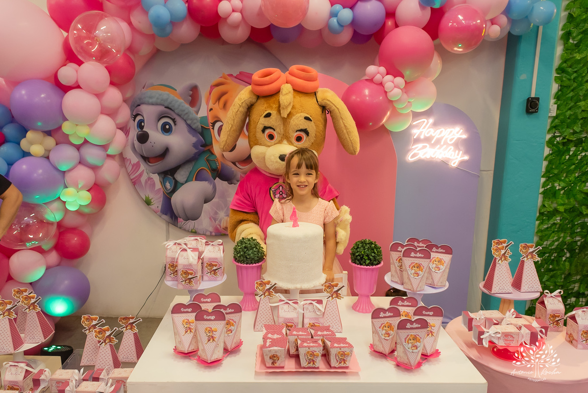 Isadora- aniversário- 4 anos- fotógrafo- Patrulha Canina- Sky- mesa do bolo- amiguinhos- brinquedos- família- amigos- escola- professores- surpresa- Candy club-crianças- parabéns- docinhos- alegria- cliques- magia – Pelotas – Antonio Rocha Fotografias