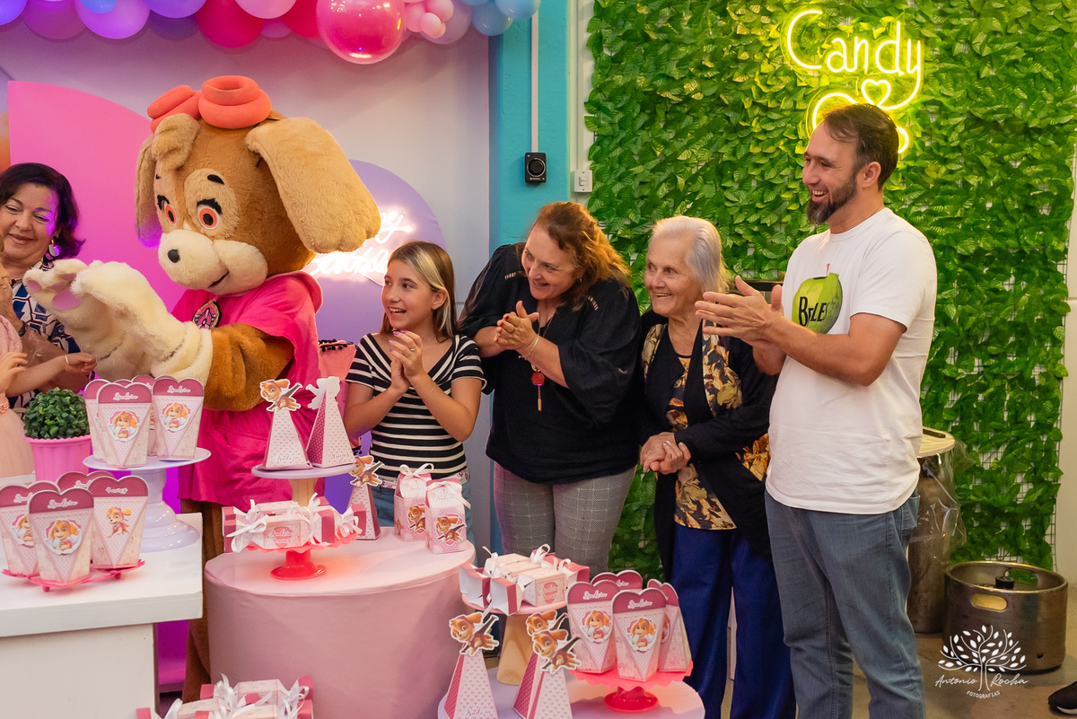 Isadora- aniversário- 4 anos- fotógrafo- Patrulha Canina- Sky- mesa do bolo- amiguinhos- brinquedos- família- amigos- escola- professores- surpresa- Candy club-crianças- parabéns- docinhos- alegria- cliques- magia – Pelotas – Antonio Rocha Fotografias