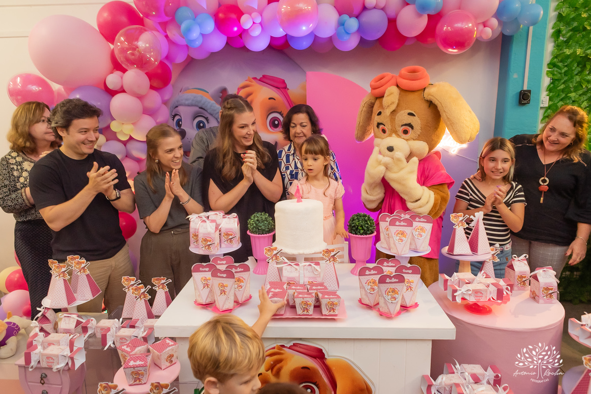 Isadora- aniversário- 4 anos- fotógrafo- Patrulha Canina- Sky- mesa do bolo- amiguinhos- brinquedos- família- amigos- escola- professores- surpresa- Candy club-crianças- parabéns- docinhos- alegria- cliques- magia – Pelotas – Antonio Rocha Fotografias