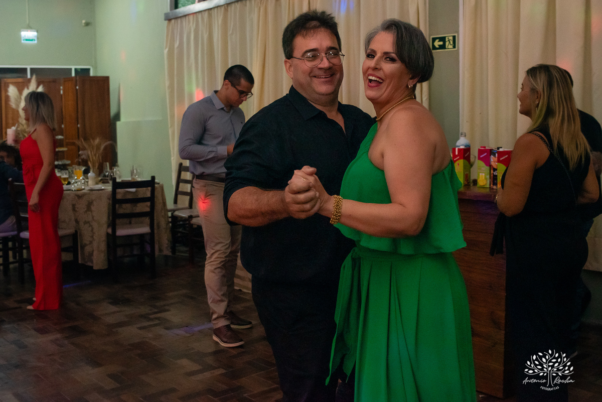 festa- 50 anos- Carla- amigos- familiares- cliques- carinho- homenagens- surpresa- renovação de votos- anel- energia- vitalidade- divertida- empolgante- dança-noite especial-cliques - Antonio Rocha Fotografias-Pelotas-Centro Português