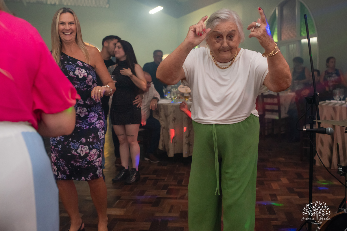 festa- 50 anos- Carla- amigos- familiares- cliques- carinho- homenagens- surpresa- renovação de votos- anel- energia- vitalidade- divertida- empolgante- dança-noite especial-cliques - Antonio Rocha Fotografias-Pelotas-Centro Português