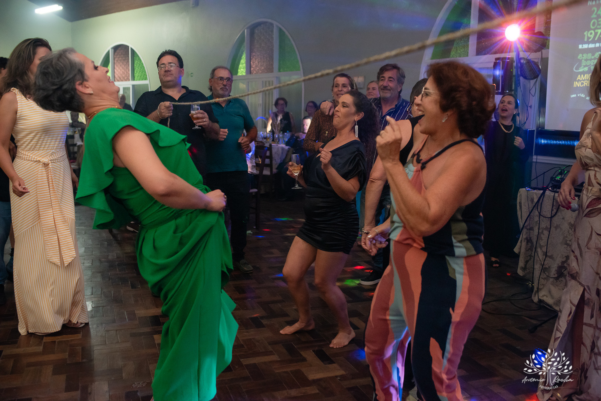 festa- 50 anos- Carla- amigos- familiares- cliques- carinho- homenagens- surpresa- renovação de votos- anel- energia- vitalidade- divertida- empolgante- dança-noite especial-cliques - Antonio Rocha Fotografias-Pelotas-Centro Português