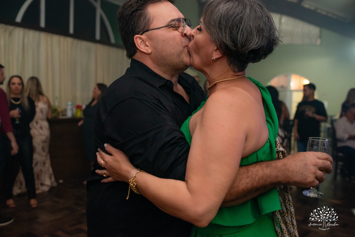 festa- 50 anos- Carla- amigos- familiares- cliques- carinho- homenagens- surpresa- renovação de votos- anel- energia- vitalidade- divertida- empolgante- dança-noite especial-cliques - Antonio Rocha Fotografias-Pelotas-Centro Português