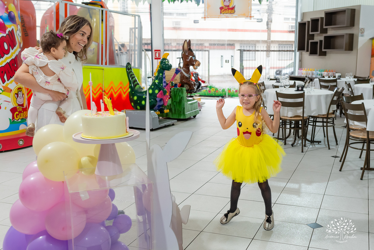 festa- 5 anos- Maia- Picachu- decoração- diversão- brinquedos- playground- tirolesa- amigos- surpresa- balas- guloseimas- Parabéns- apoio- carinho- crianças- pureza- autenticidade- família- cliques- alegria-Pelotas-Tio Guigui-Antonio Rocha Fotografias