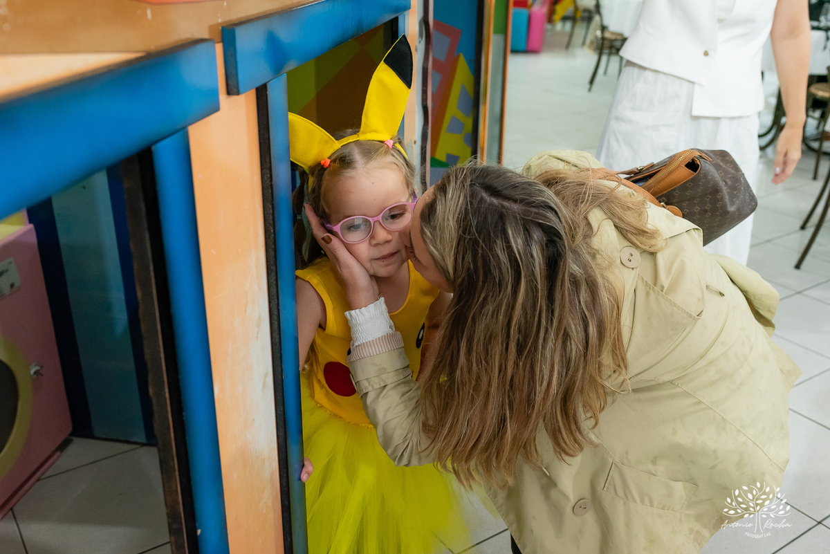 festa- 5 anos- Maia- Picachu- decoração- diversão- brinquedos- playground- tirolesa- amigos- surpresa- balas- guloseimas- Parabéns- apoio- carinho- crianças- pureza- autenticidade- família- cliques- alegria-Pelotas-Tio Guigui-Antonio Rocha Fotografias