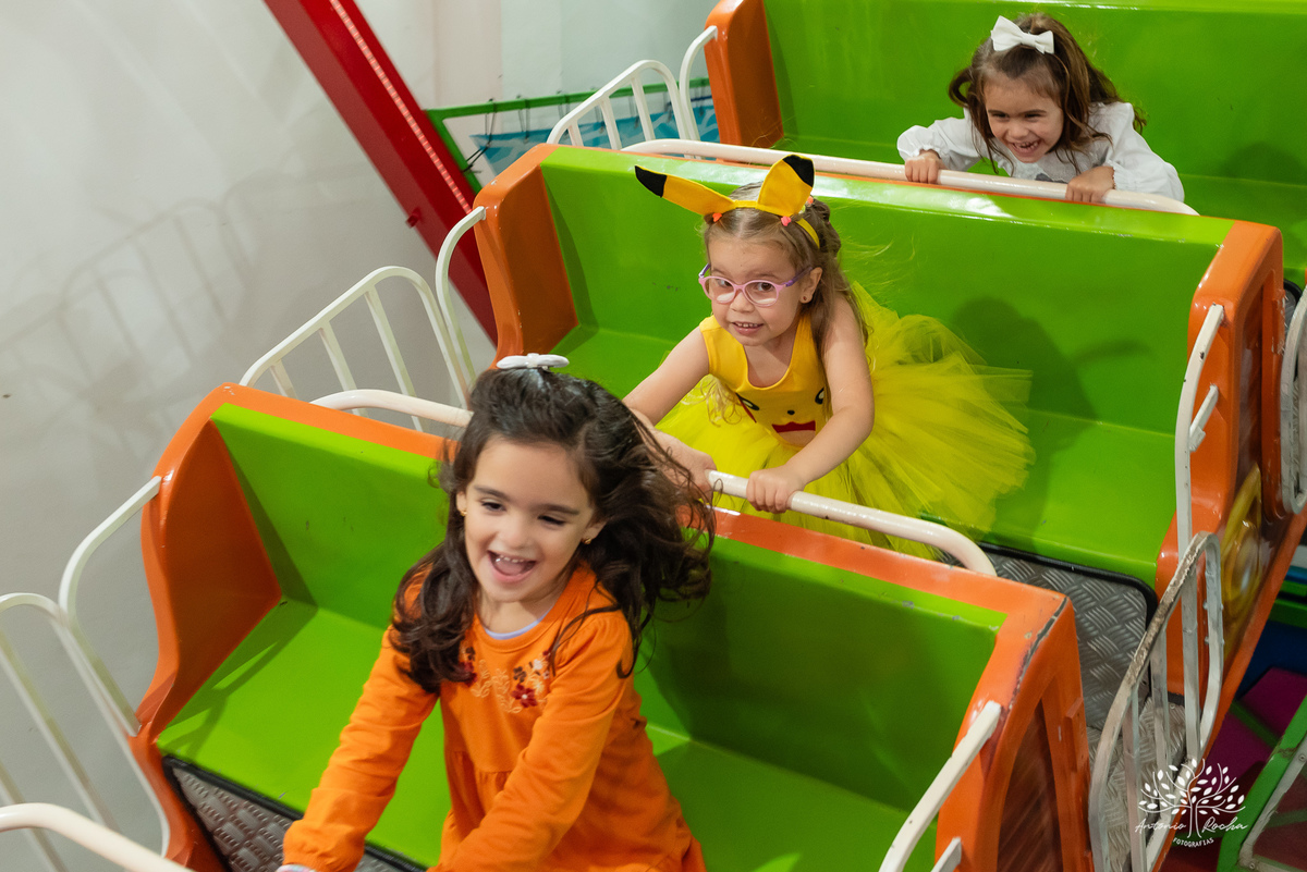 festa- 5 anos- Maia- Picachu- decoração- diversão- brinquedos- playground- tirolesa- amigos- surpresa- balas- guloseimas- Parabéns- apoio- carinho- crianças- pureza- autenticidade- família- cliques- alegria-Pelotas-Tio Guigui-Antonio Rocha Fotografias