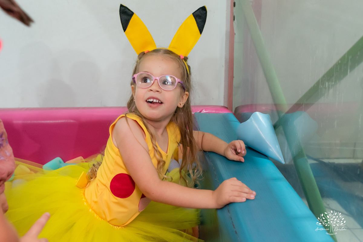 festa- 5 anos- Maia- Picachu- decoração- diversão- brinquedos- playground- tirolesa- amigos- surpresa- balas- guloseimas- Parabéns- apoio- carinho- crianças- pureza- autenticidade- família- cliques- alegria-Pelotas-Tio Guigui-Antonio Rocha Fotografias