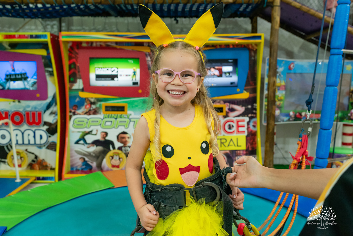 festa- 5 anos- Maia- Picachu- decoração- diversão- brinquedos- playground- tirolesa- amigos- surpresa- balas- guloseimas- Parabéns- apoio- carinho- crianças- pureza- autenticidade- família- cliques- alegria-Pelotas-Tio Guigui-Antonio Rocha Fotografias