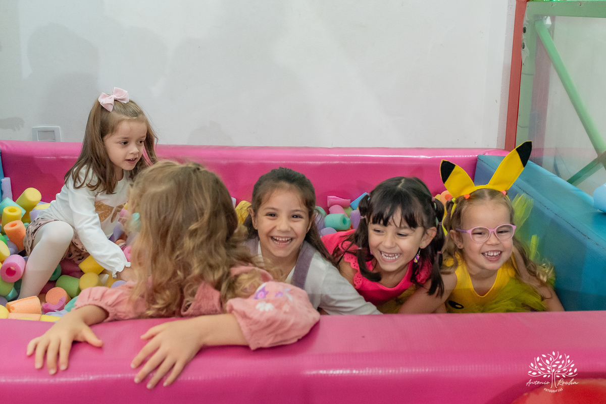 festa- 5 anos- Maia- Picachu- decoração- diversão- brinquedos- playground- tirolesa- amigos- surpresa- balas- guloseimas- Parabéns- apoio- carinho- crianças- pureza- autenticidade- família- cliques- alegria-Pelotas-Tio Guigui-Antonio Rocha Fotografias