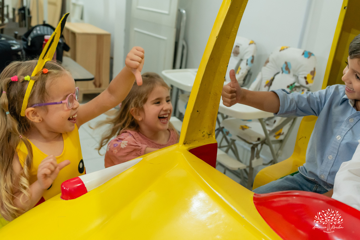 festa- 5 anos- Maia- Picachu- decoração- diversão- brinquedos- playground- tirolesa- amigos- surpresa- balas- guloseimas- Parabéns- apoio- carinho- crianças- pureza- autenticidade- família- cliques- alegria-Pelotas-Tio Guigui-Antonio Rocha Fotografias