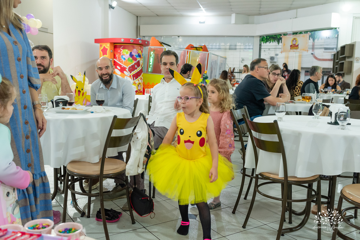 festa- 5 anos- Maia- Picachu- decoração- diversão- brinquedos- playground- tirolesa- amigos- surpresa- balas- guloseimas- Parabéns- apoio- carinho- crianças- pureza- autenticidade- família- cliques- alegria-Pelotas-Tio Guigui-Antonio Rocha Fotografias
