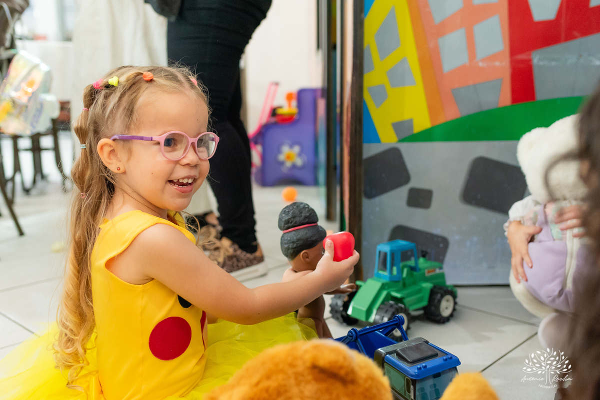 festa- 5 anos- Maia- Picachu- decoração- diversão- brinquedos- playground- tirolesa- amigos- surpresa- balas- guloseimas- Parabéns- apoio- carinho- crianças- pureza- autenticidade- família- cliques- alegria-Pelotas-Tio Guigui-Antonio Rocha Fotografias