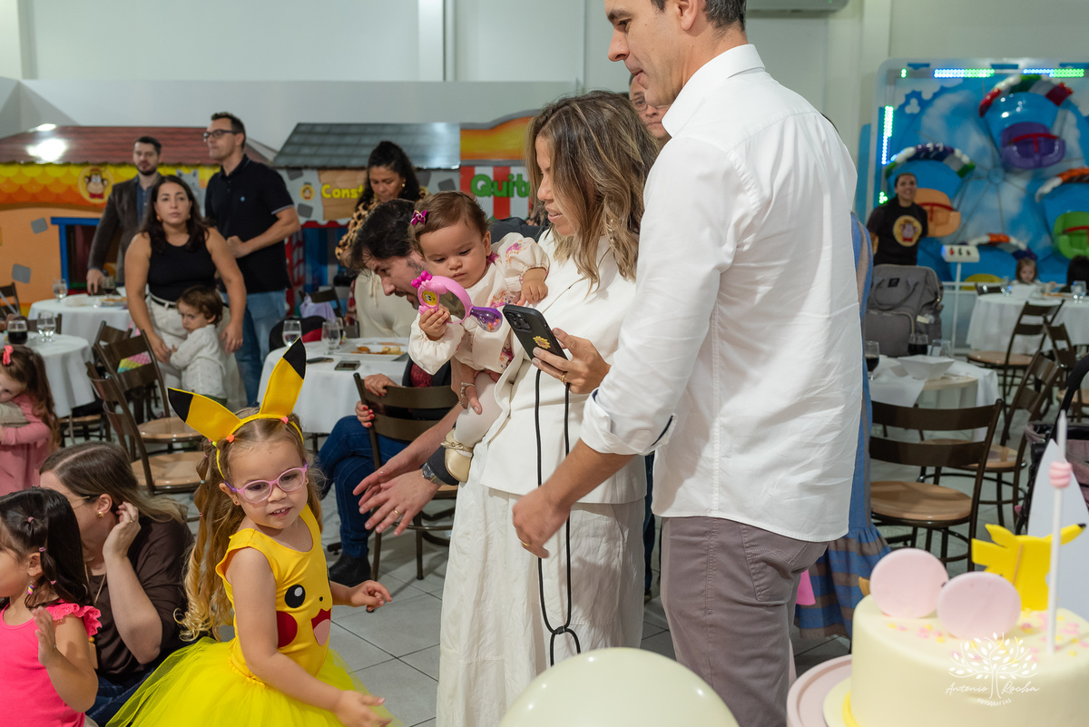 festa- 5 anos- Maia- Picachu- decoração- diversão- brinquedos- playground- tirolesa- amigos- surpresa- balas- guloseimas- Parabéns- apoio- carinho- crianças- pureza- autenticidade- família- cliques- alegria-Pelotas-Tio Guigui-Antonio Rocha Fotografias