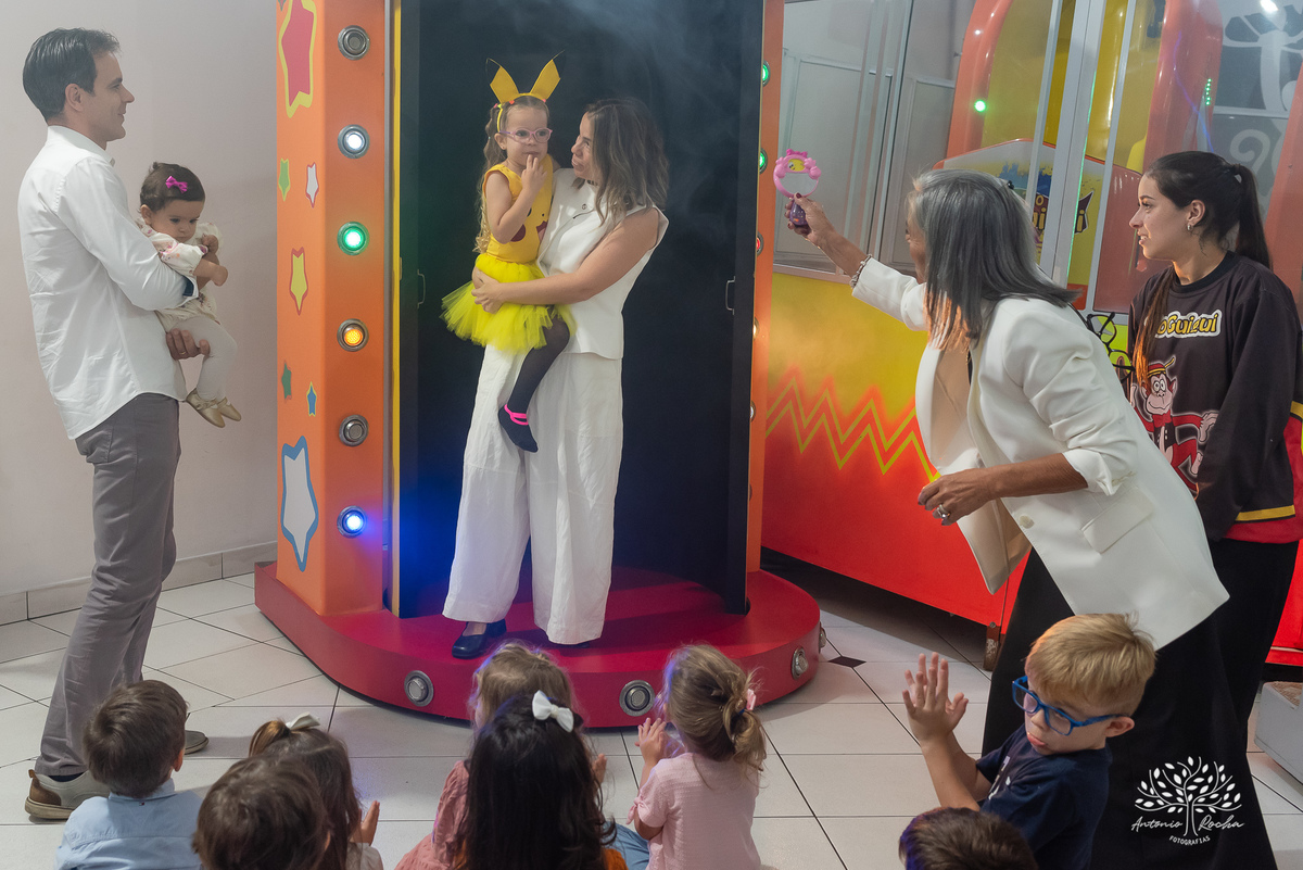 festa- 5 anos- Maia- Picachu- decoração- diversão- brinquedos- playground- tirolesa- amigos- surpresa- balas- guloseimas- Parabéns- apoio- carinho- crianças- pureza- autenticidade- família- cliques- alegria-Pelotas-Tio Guigui-Antonio Rocha Fotografias