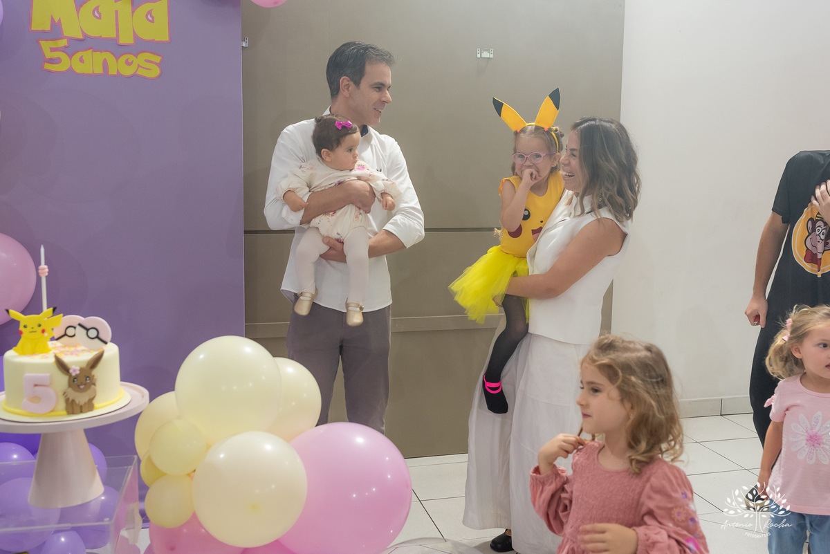 festa- 5 anos- Maia- Picachu- decoração- diversão- brinquedos- playground- tirolesa- amigos- surpresa- balas- guloseimas- Parabéns- apoio- carinho- crianças- pureza- autenticidade- família- cliques- alegria-Pelotas-Tio Guigui-Antonio Rocha Fotografias