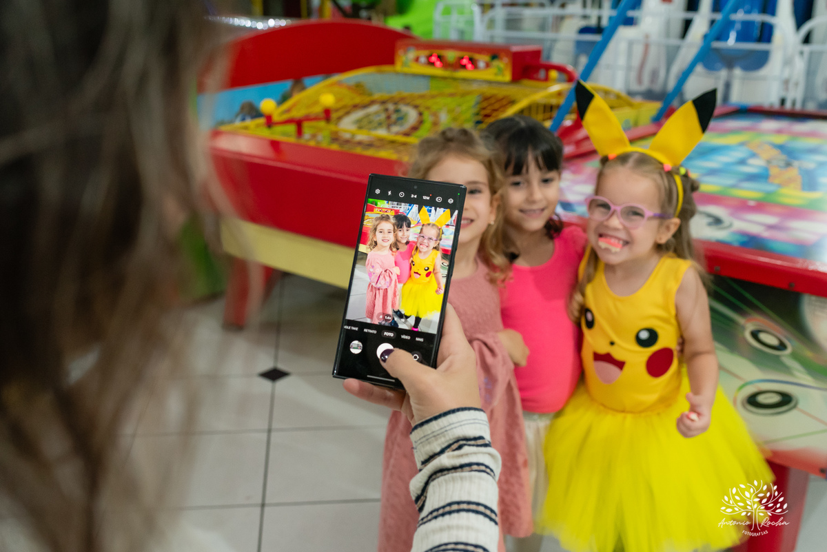 festa- 5 anos- Maia- Picachu- decoração- diversão- brinquedos- playground- tirolesa- amigos- surpresa- balas- guloseimas- Parabéns- apoio- carinho- crianças- pureza- autenticidade- família- cliques- alegria-Pelotas-Tio Guigui-Antonio Rocha Fotografias