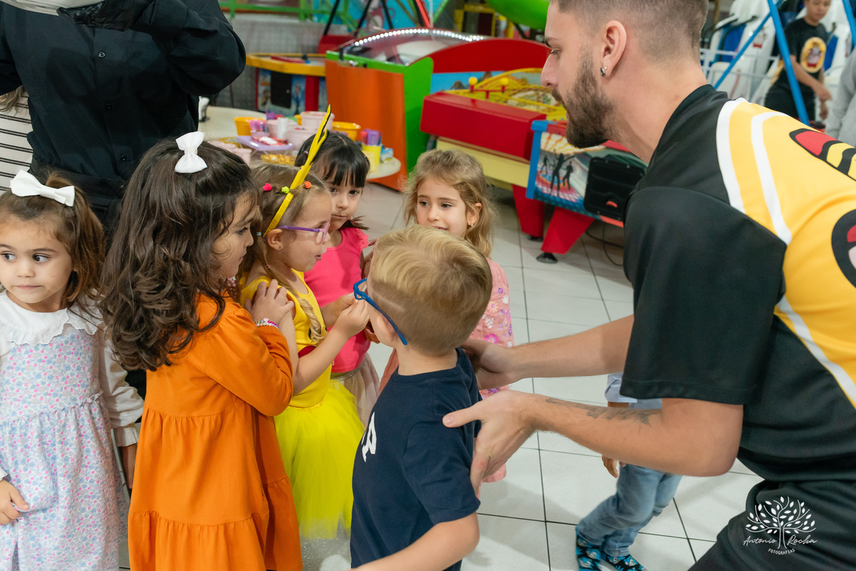 festa- 5 anos- Maia- Picachu- decoração- diversão- brinquedos- playground- tirolesa- amigos- surpresa- balas- guloseimas- Parabéns- apoio- carinho- crianças- pureza- autenticidade- família- cliques- alegria-Pelotas-Tio Guigui-Antonio Rocha Fotografias