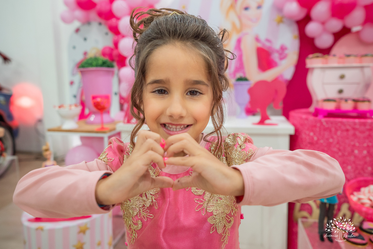 festa infantil - festa de aniversário - fotografia de festa - tema Barbie - decoração de festa -tarde chuvosa - brincadeiras infantis - pinturas artísticas- fotógrafo profissional - festa temática - bolo de aniversário- Antonio Rocha Fotografias-Pelotas