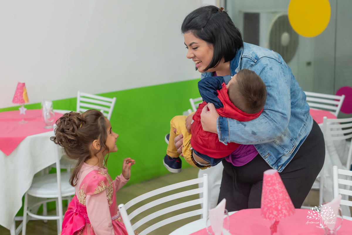festa infantil - festa de aniversário - fotografia de festa - tema Barbie - decoração de festa -tarde chuvosa - brincadeiras infantis - pinturas artísticas- fotógrafo profissional - festa temática - bolo de aniversário- Antonio Rocha Fotografias-Pelotas