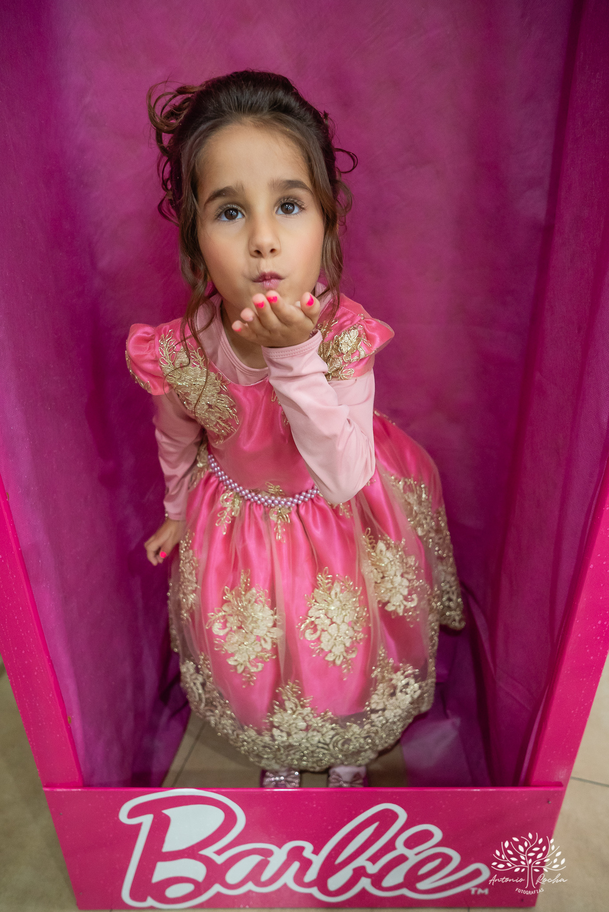 festa infantil - festa de aniversário - fotografia de festa - tema Barbie - decoração de festa -tarde chuvosa - brincadeiras infantis - pinturas artísticas- fotógrafo profissional - festa temática - bolo de aniversário- Antonio Rocha Fotografias-Pelotas