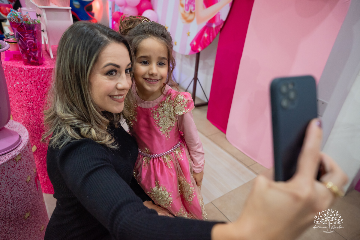 festa infantil - festa de aniversário - fotografia de festa - tema Barbie - decoração de festa -tarde chuvosa - brincadeiras infantis - pinturas artísticas- fotógrafo profissional - festa temática - bolo de aniversário- Antonio Rocha Fotografias-Pelotas