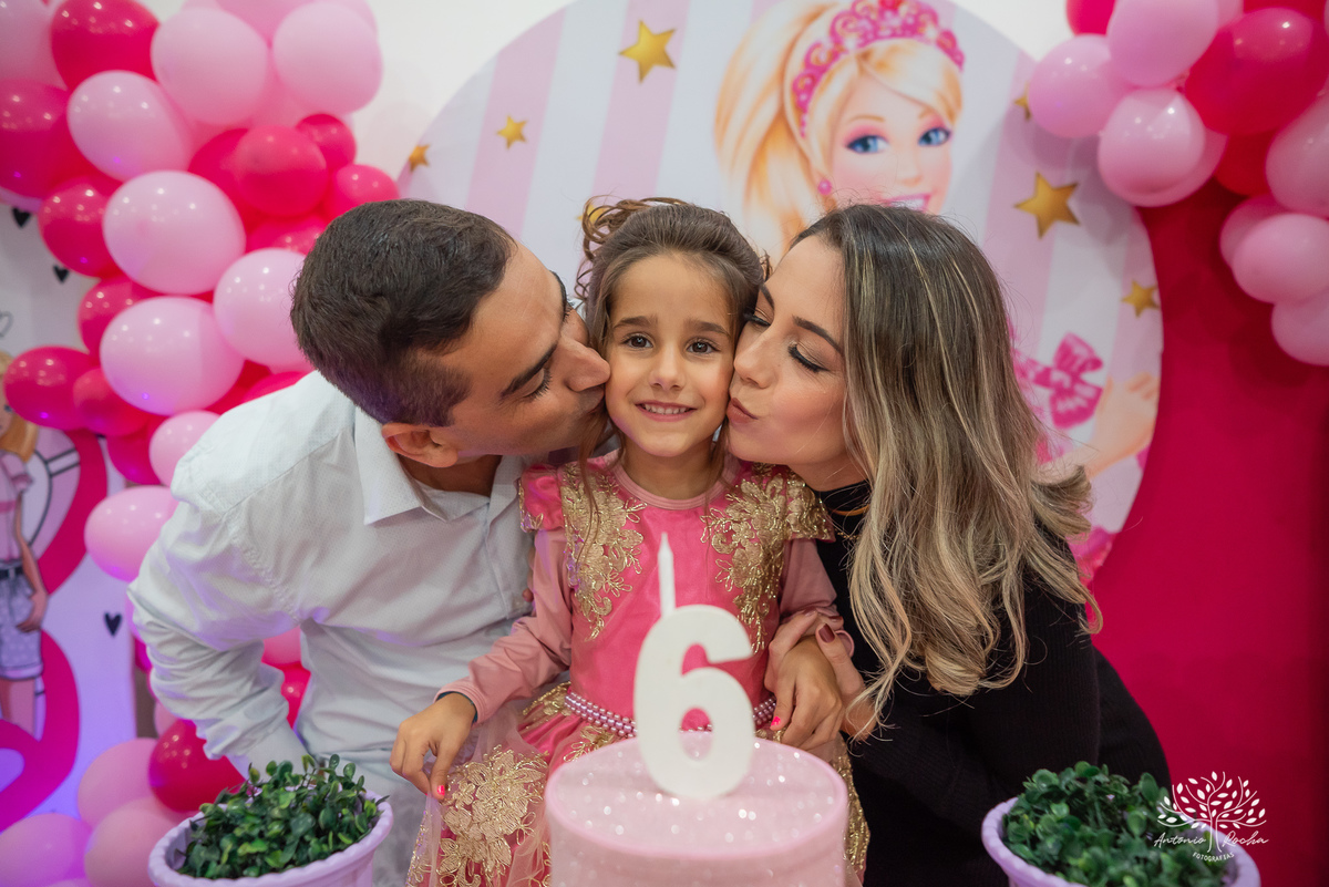 festa infantil - festa de aniversário - fotografia de festa - tema Barbie - decoração de festa -tarde chuvosa - brincadeiras infantis - pinturas artísticas- fotógrafo profissional - festa temática - bolo de aniversário- Antonio Rocha Fotografias-Pelotas