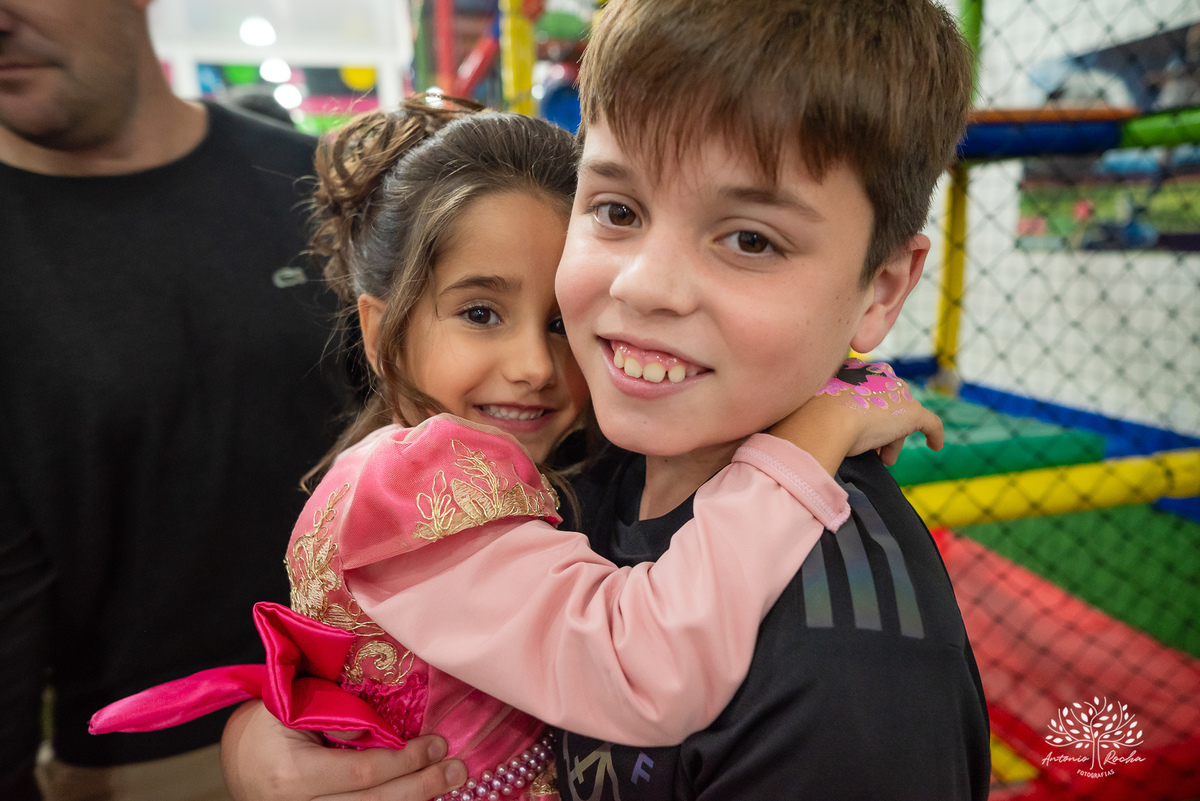 festa infantil - festa de aniversário - fotografia de festa - tema Barbie - decoração de festa -tarde chuvosa - brincadeiras infantis - pinturas artísticas- fotógrafo profissional - festa temática - bolo de aniversário- Antonio Rocha Fotografias-Pelotas