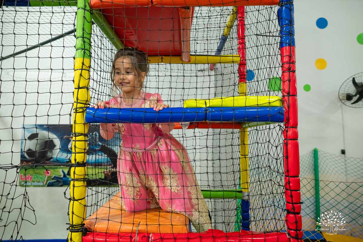 festa infantil - festa de aniversário - fotografia de festa - tema Barbie - decoração de festa -tarde chuvosa - brincadeiras infantis - pinturas artísticas- fotógrafo profissional - festa temática - bolo de aniversário- Antonio Rocha Fotografias-Pelotas