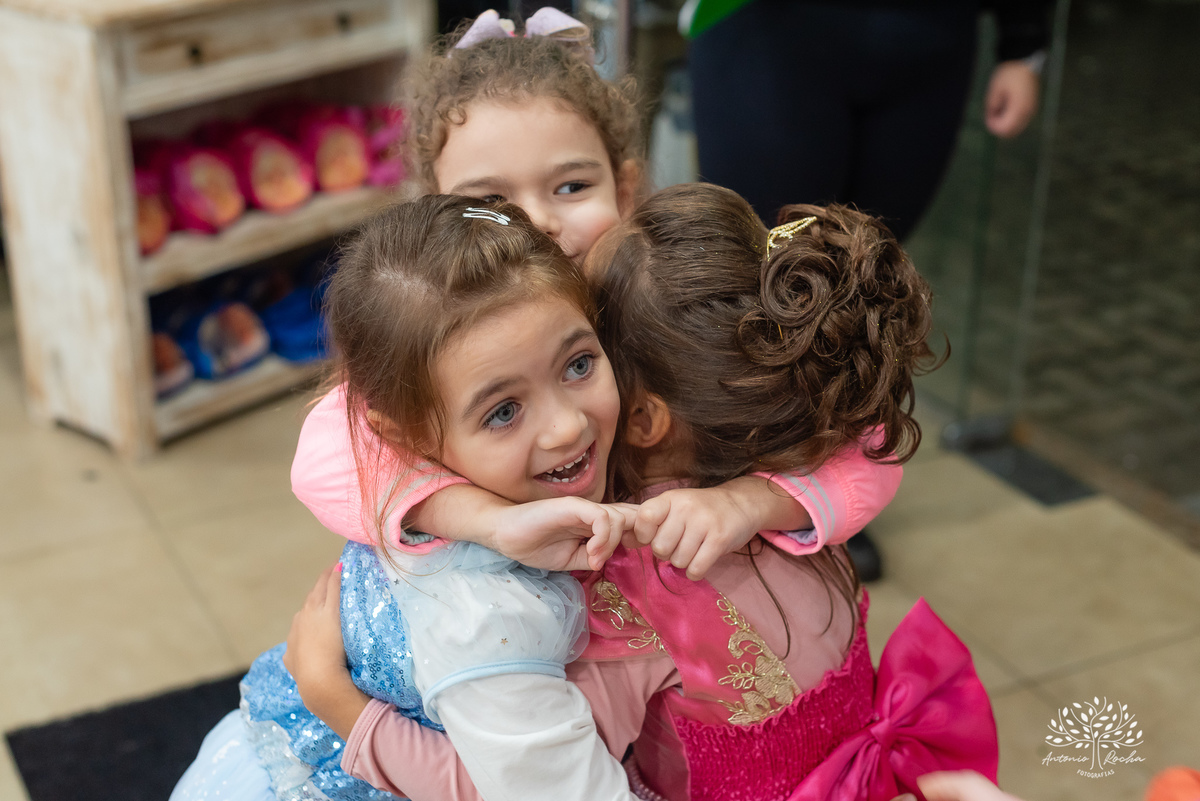festa infantil - festa de aniversário - fotografia de festa - tema Barbie - decoração de festa -tarde chuvosa - brincadeiras infantis - pinturas artísticas- fotógrafo profissional - festa temática - bolo de aniversário- Antonio Rocha Fotografias-Pelotas