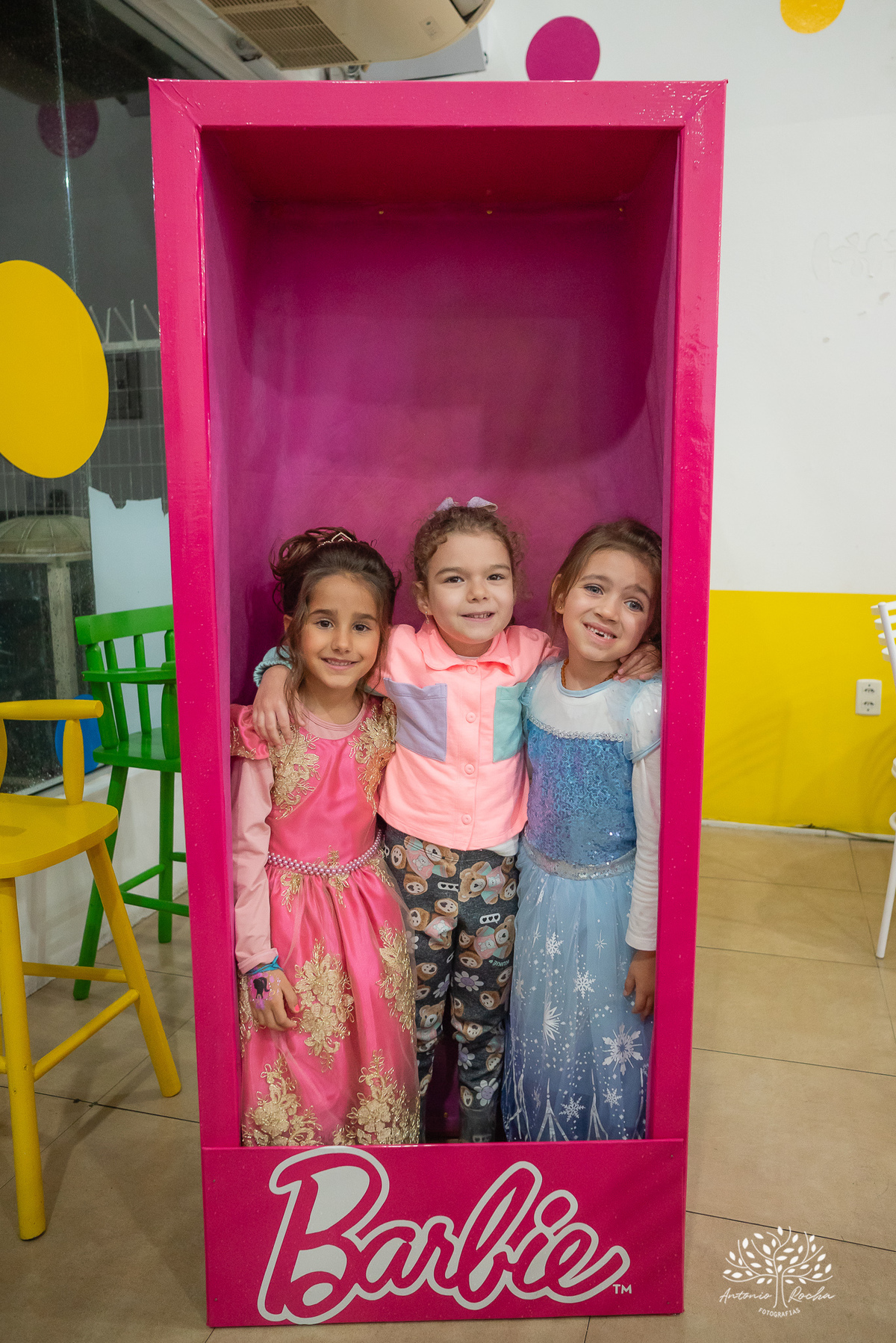 festa infantil - festa de aniversário - fotografia de festa - tema Barbie - decoração de festa -tarde chuvosa - brincadeiras infantis - pinturas artísticas- fotógrafo profissional - festa temática - bolo de aniversário- Antonio Rocha Fotografias-Pelotas