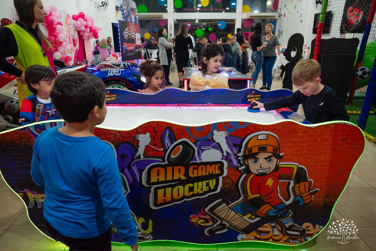 festa infantil - festa de aniversário - fotografia de festa - tema Barbie - decoração de festa -tarde chuvosa - brincadeiras infantis - pinturas artísticas- fotógrafo profissional - festa temática - bolo de aniversário- Antonio Rocha Fotografias-Pelotas