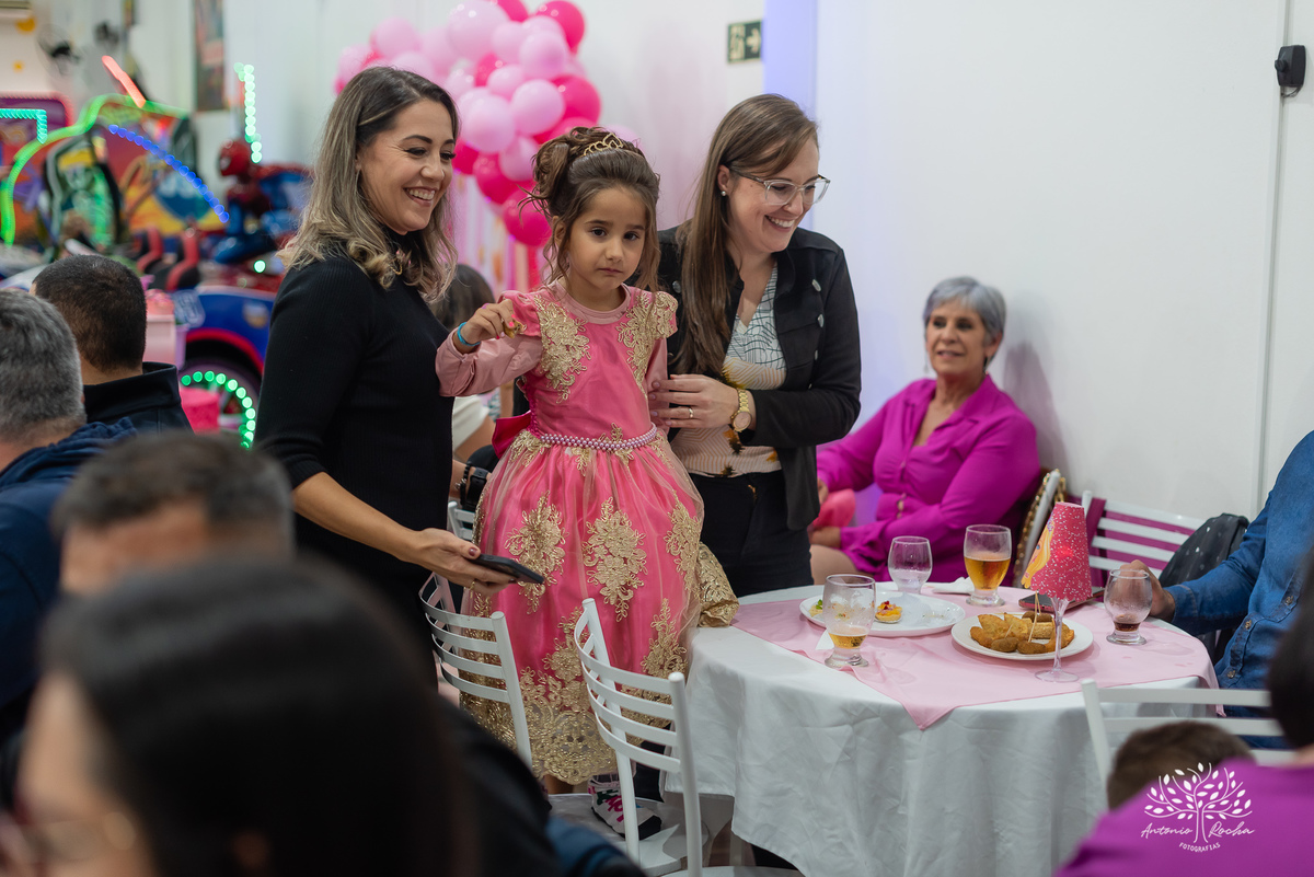 festa infantil - festa de aniversário - fotografia de festa - tema Barbie - decoração de festa -tarde chuvosa - brincadeiras infantis - pinturas artísticas- fotógrafo profissional - festa temática - bolo de aniversário- Antonio Rocha Fotografias-Pelotas