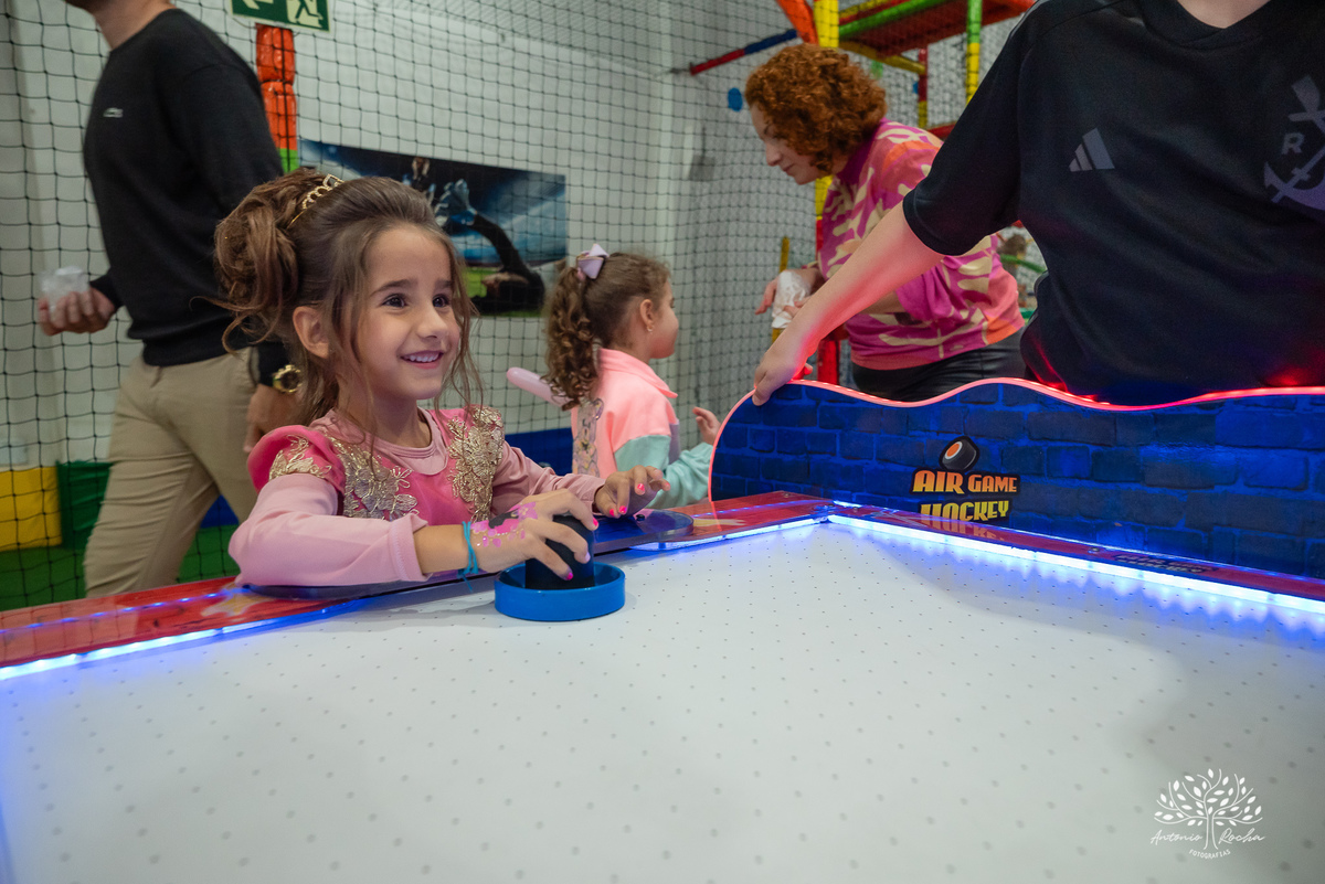 festa infantil - festa de aniversário - fotografia de festa - tema Barbie - decoração de festa -tarde chuvosa - brincadeiras infantis - pinturas artísticas- fotógrafo profissional - festa temática - bolo de aniversário- Antonio Rocha Fotografias-Pelotas