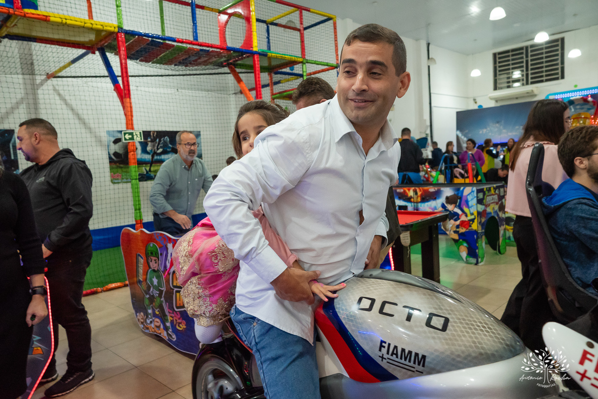 festa infantil - festa de aniversário - fotografia de festa - tema Barbie - decoração de festa -tarde chuvosa - brincadeiras infantis - pinturas artísticas- fotógrafo profissional - festa temática - bolo de aniversário- Antonio Rocha Fotografias-Pelotas