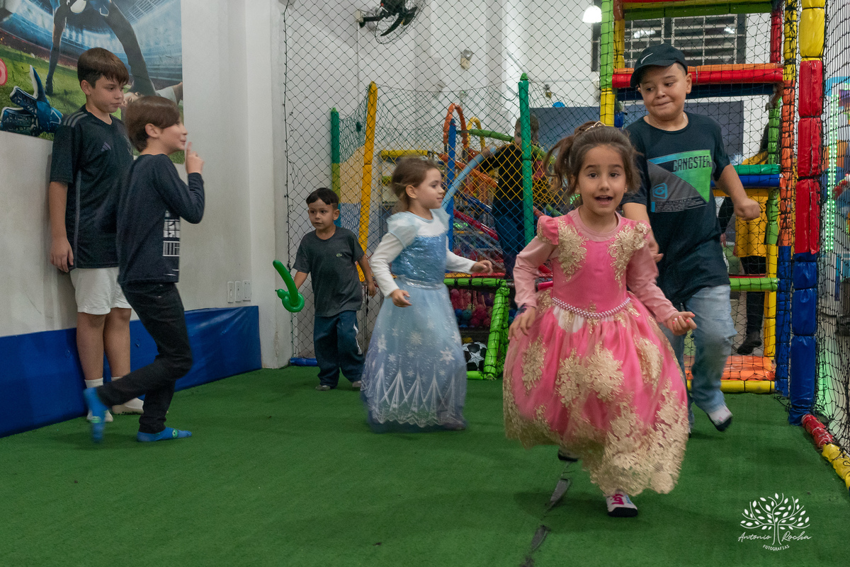 festa infantil - festa de aniversário - fotografia de festa - tema Barbie - decoração de festa -tarde chuvosa - brincadeiras infantis - pinturas artísticas- fotógrafo profissional - festa temática - bolo de aniversário- Antonio Rocha Fotografias-Pelotas