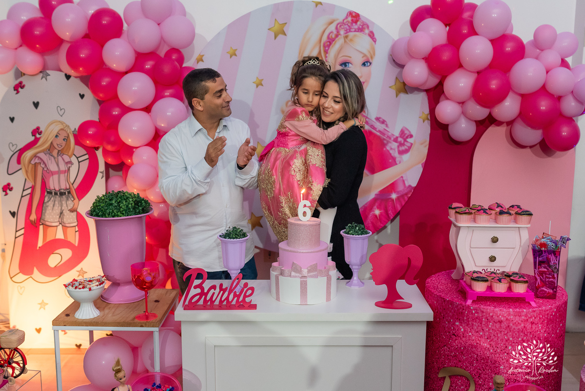 festa infantil - festa de aniversário - fotografia de festa - tema Barbie - decoração de festa -tarde chuvosa - brincadeiras infantis - pinturas artísticas- fotógrafo profissional - festa temática - bolo de aniversário- Antonio Rocha Fotografias-Pelotas