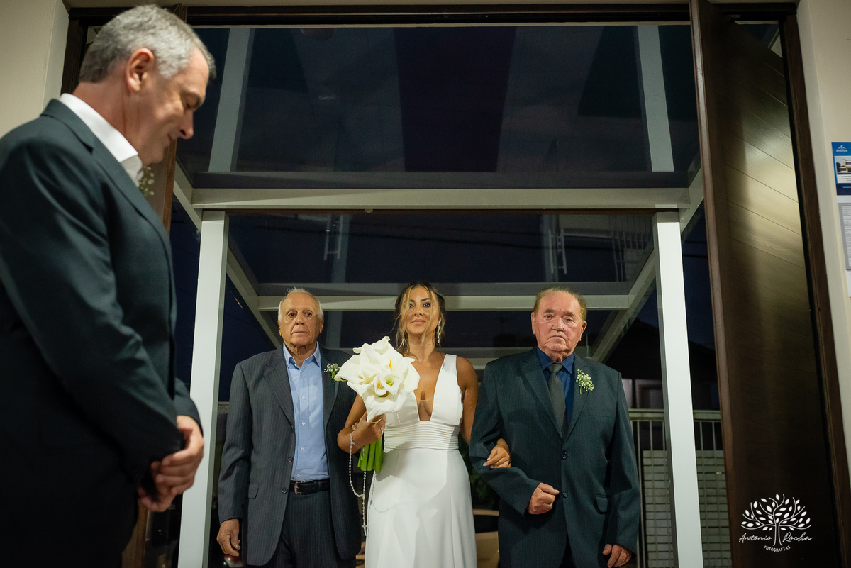 casamento - Camila e Lucas - cerimônia - igreja - avô da noiva - emocionante - chuva - ensaio fotográfico - amor - conexão - recepção - convidados - pista de dança - festa animada - família - amigos - alegria - Antonio Rocha Fotografias-Pelotas
