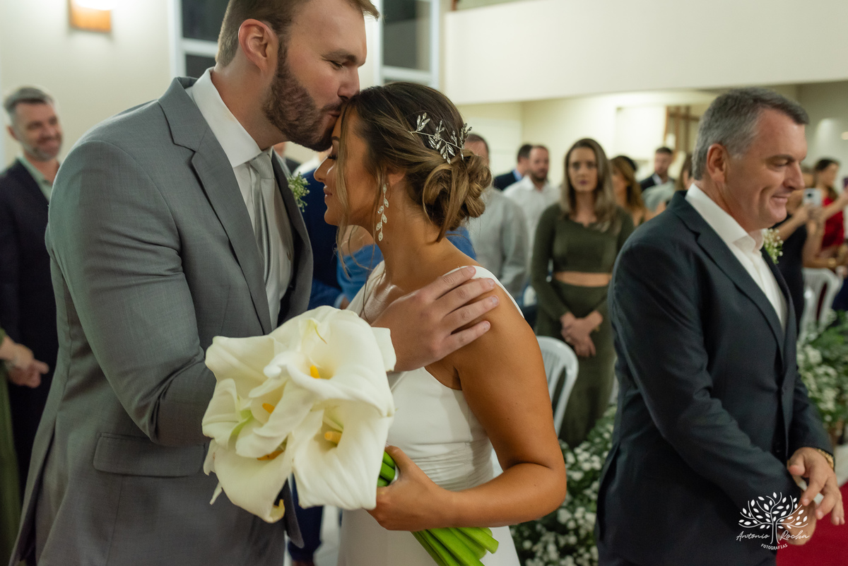 casamento - Camila e Lucas - cerimônia - igreja - avô da noiva - emocionante - chuva - ensaio fotográfico - amor - conexão - recepção - convidados - pista de dança - festa animada - família - amigos - alegria - Antonio Rocha Fotografias-Pelotas