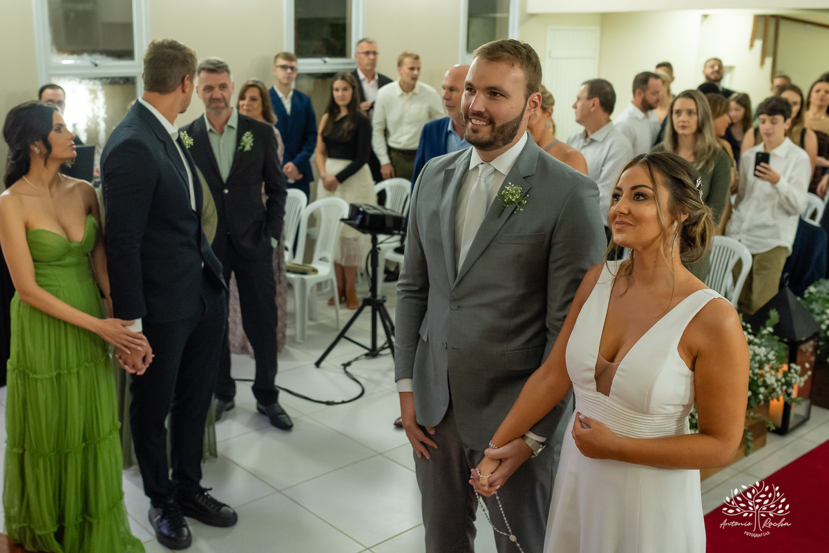 casamento - Camila e Lucas - cerimônia - igreja - avô da noiva - emocionante - chuva - ensaio fotográfico - amor - conexão - recepção - convidados - pista de dança - festa animada - família - amigos - alegria - Antonio Rocha Fotografias-Pelotas