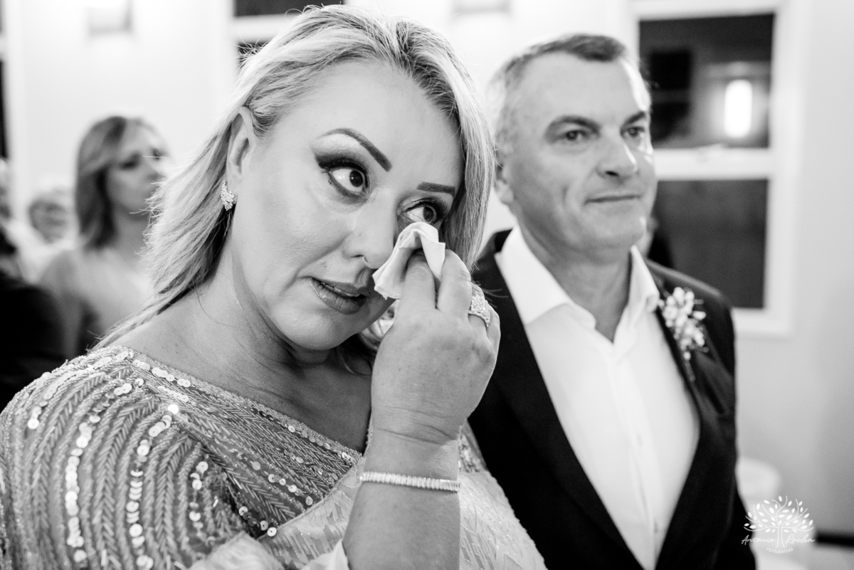 casamento - Camila e Lucas - cerimônia - igreja - avô da noiva - emocionante - chuva - ensaio fotográfico - amor - conexão - recepção - convidados - pista de dança - festa animada - família - amigos - alegria - Antonio Rocha Fotografias-Pelotas