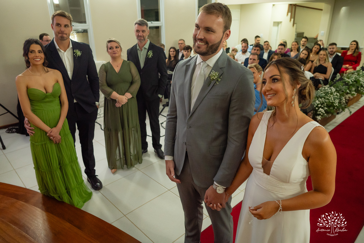 casamento - Camila e Lucas - cerimônia - igreja - avô da noiva - emocionante - chuva - ensaio fotográfico - amor - conexão - recepção - convidados - pista de dança - festa animada - família - amigos - alegria - Antonio Rocha Fotografias-Pelotas