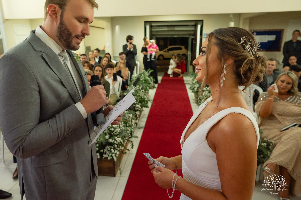 casamento - Camila e Lucas - cerimônia - igreja - avô da noiva - emocionante - chuva - ensaio fotográfico - amor - conexão - recepção - convidados - pista de dança - festa animada - família - amigos - alegria - Antonio Rocha Fotografias-Pelotas