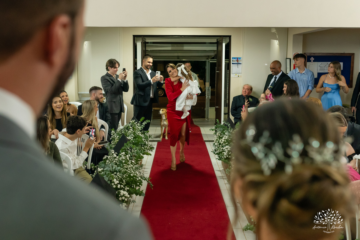casamento - Camila e Lucas - cerimônia - igreja - avô da noiva - emocionante - chuva - ensaio fotográfico - amor - conexão - recepção - convidados - pista de dança - festa animada - família - amigos - alegria - Antonio Rocha Fotografias-Pelotas