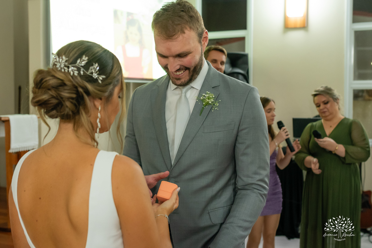 casamento - Camila e Lucas - cerimônia - igreja - avô da noiva - emocionante - chuva - ensaio fotográfico - amor - conexão - recepção - convidados - pista de dança - festa animada - família - amigos - alegria - Antonio Rocha Fotografias-Pelotas