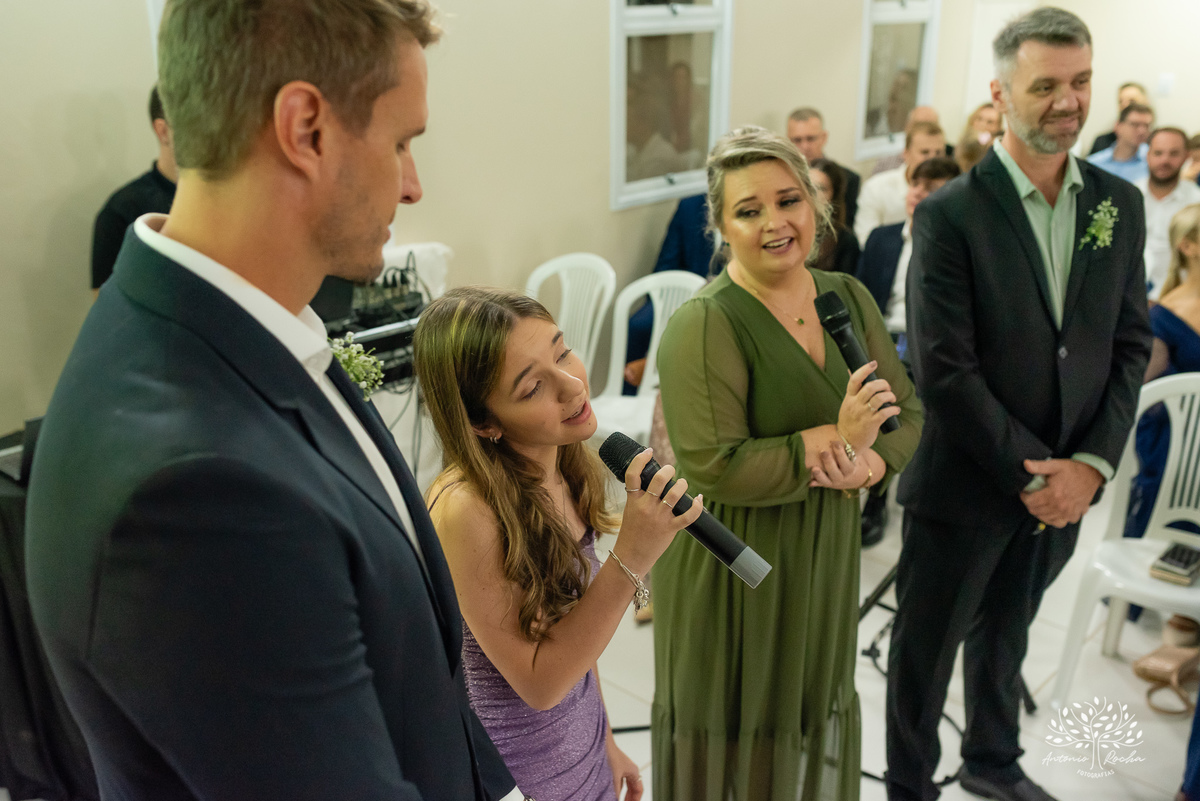 casamento - Camila e Lucas - cerimônia - igreja - avô da noiva - emocionante - chuva - ensaio fotográfico - amor - conexão - recepção - convidados - pista de dança - festa animada - família - amigos - alegria - Antonio Rocha Fotografias-Pelotas