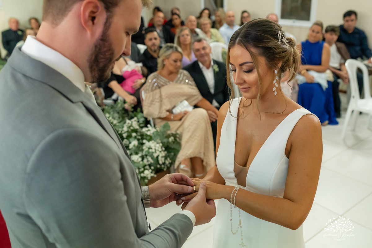 casamento - Camila e Lucas - cerimônia - igreja - avô da noiva - emocionante - chuva - ensaio fotográfico - amor - conexão - recepção - convidados - pista de dança - festa animada - família - amigos - alegria - Antonio Rocha Fotografias-Pelotas
