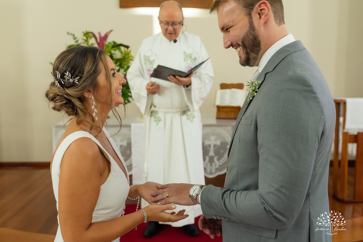 casamento - Camila e Lucas - cerimônia - igreja - avô da noiva - emocionante - chuva - ensaio fotográfico - amor - conexão - recepção - convidados - pista de dança - festa animada - família - amigos - alegria - Antonio Rocha Fotografias-Pelotas